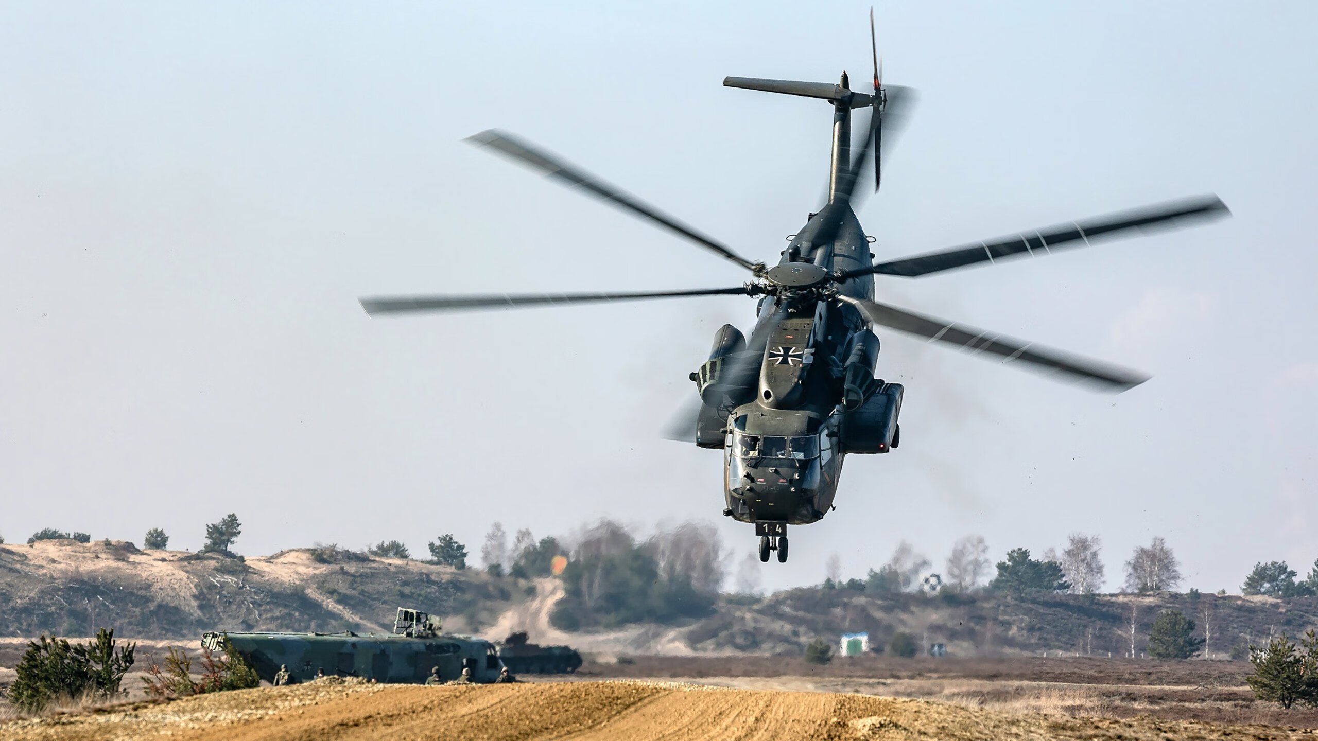 新疆男篮多回合攻势压制对手逐渐拉开比分，新疆男篮比赛结果